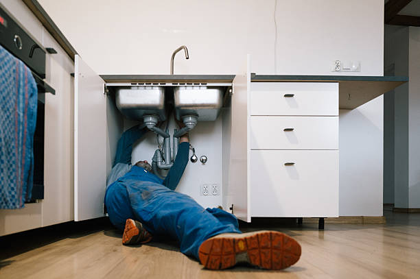 Professional Emergency Plumber technician working in Petersburg, IL